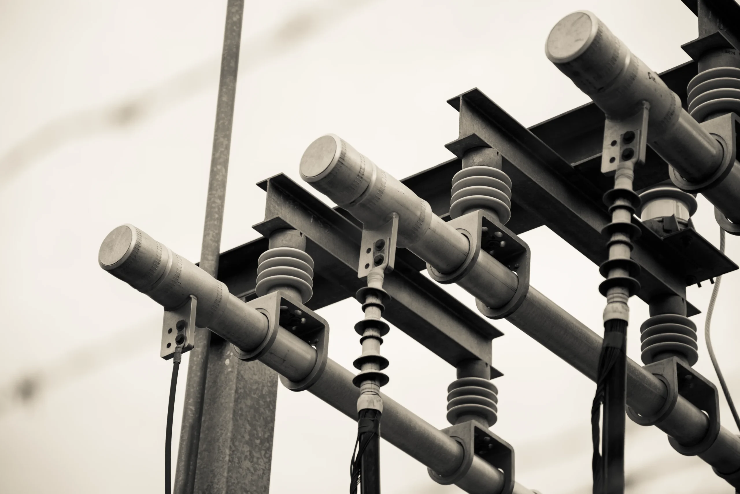 selective-focus-greyscale-shot-powerlines-connections-transformer